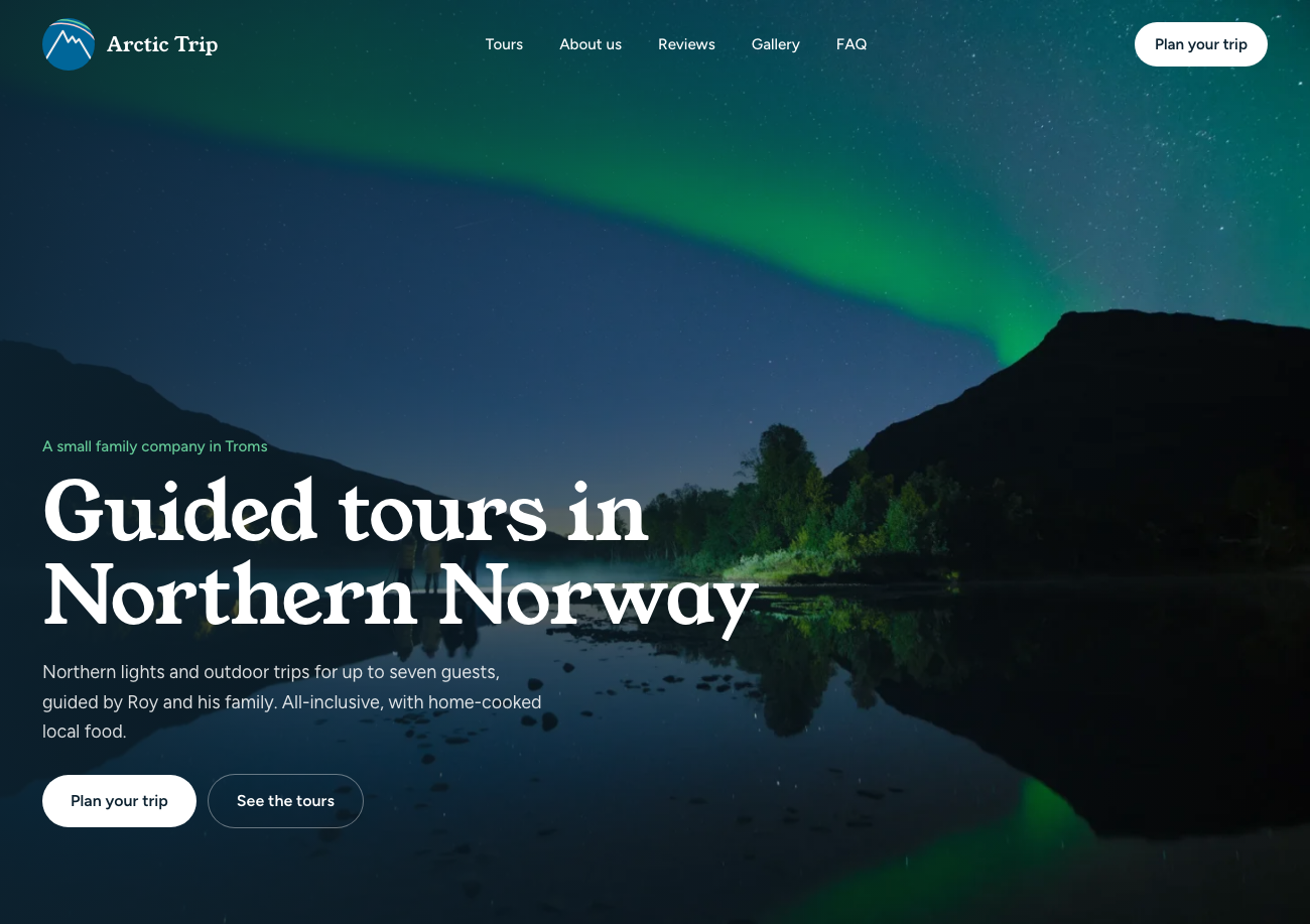 Forsiden til Arctic Trip, med nordlys over et fjell som speiler seg i vannet og overskriften Guided tours in Northern Norway